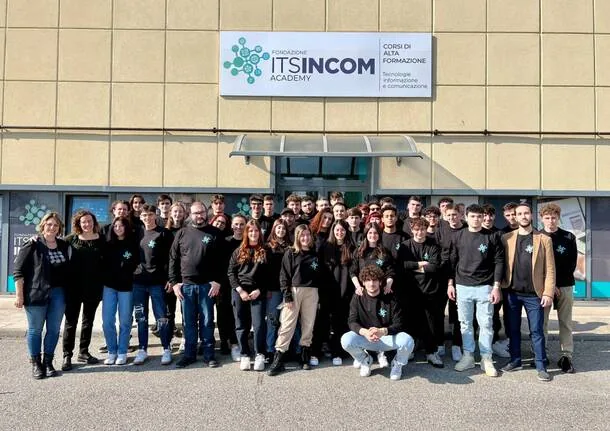 Gruppo di studenti e staff di ITS INCOM Academy davanti alla sede: il panel con cui lavoriamo per le nostre ricerche.